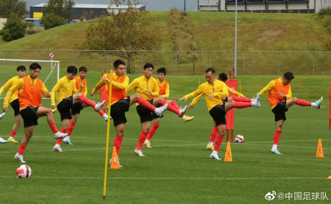 记者：利物浦等多支英超球队关注霍村21岁前锋拜尔本赛季6球4助德国天空体育名记FlorianPlettenberg报道，利物浦等多支英超球队有意霍芬海姆的德国前锋马克西米利安-拜尔。